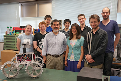 >Kazuya Yoshida (fourth from left) and students at Tohoku University