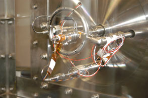 粒径0.1mm以下の固体窒素粒子 連続生成技術を開発
