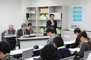 前列左側から井上 義比古先生(復興の政治学)、関内 隆先生(復興の思想)、後列左側から窪 俊一先生（専門委員）、足立智昭先生（専門委員）