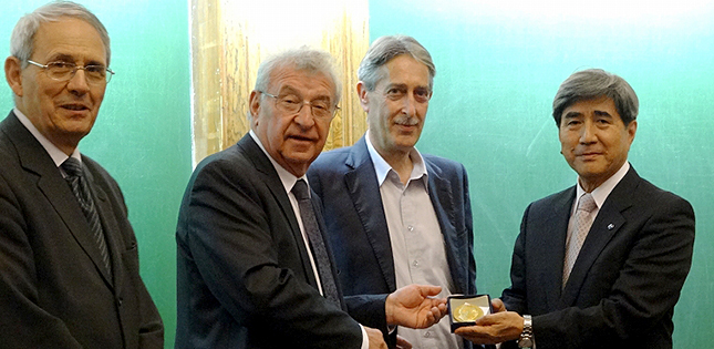 Tetsuo Shoji awarded Grandes Médailles of CEFRACOR