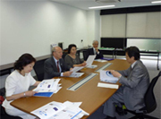 本学WPI山本機構長から説明を受けるスウェーデン大使等