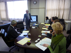 電気通信研究所矢野所長から説明を受けるKTH学長等