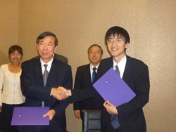 調印を交わした後。 右から植木理事、井上総長、王副学長