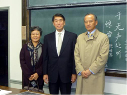 北村副学長と大使ご夫妻(階段教室)