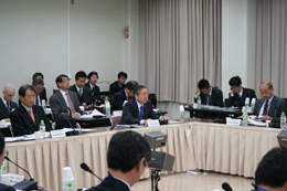AEARU年次総会においてホスト大学として挨拶を述べる井上東北大総長