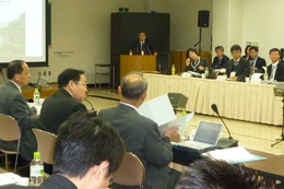 参加大学プレゼンテーションにおいて司会を務める井上東北大総長