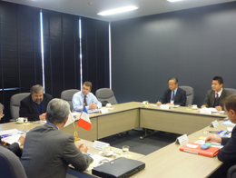 会談の様子(右からレンヌ第一大学Cailleau副学長、Morineau教授、多元研田中教授、平田国際交流課長)