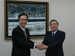 左）松永事務次官、右）井上総長