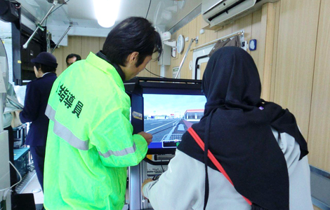 自転車運転シミュレータの様子