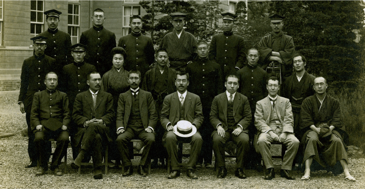 数学科集合写真1916年(中段左側に牧田らく)