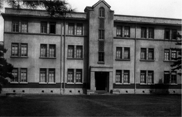 1930年代頃の法文学部2号館（現：会計大学院研究棟）