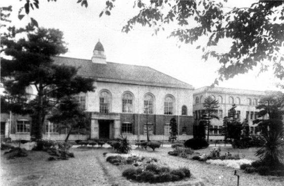 1930年代頃の附属図書館および法文学部1号館